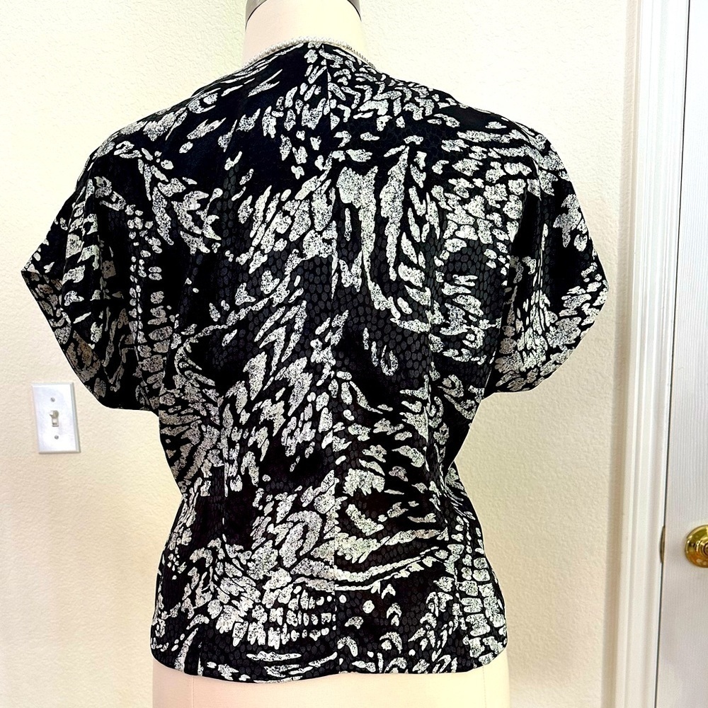 Beautifully tailored, 4 piece black and cream “batik”: 2 skirts and 2 tops - Picture 13 of 16